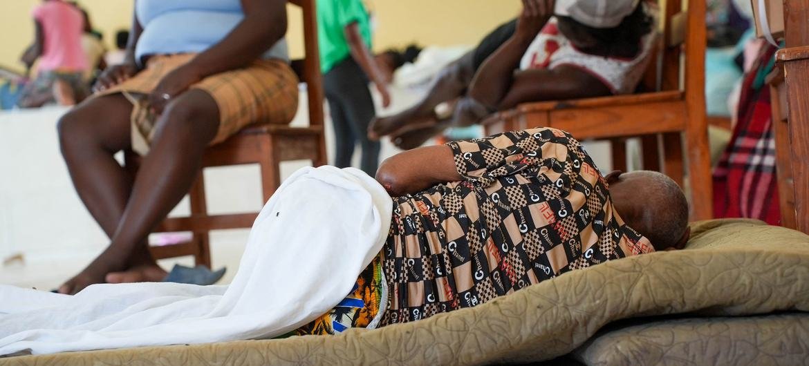 Pessoas que fugiram de suas casas no Haiti descansam em centro de acolhimento