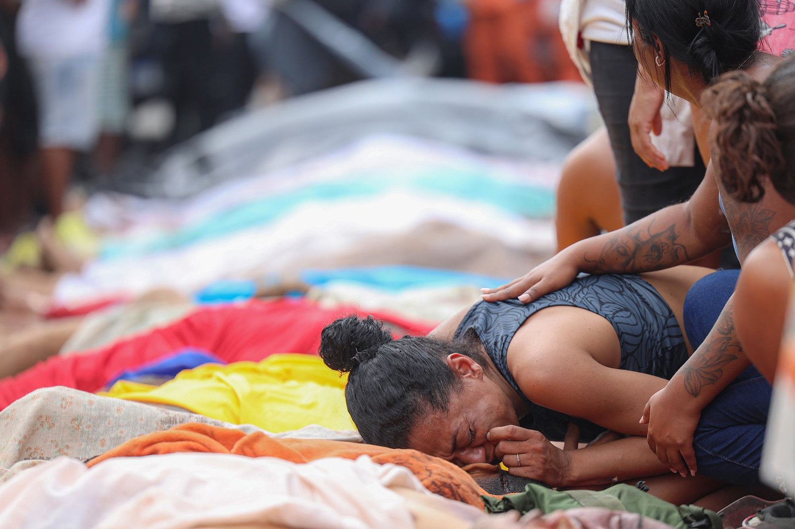 Dezenas de corpos são trazidos por moradores à Praça São Lucas, na Penha, zona norte do Rio de Janeiro, Brasil