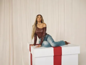 True Religion tem como alvo mulheres e fãs de esportes universitários em campanha de férias