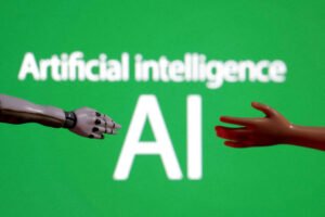 Mão robótica cinza à esquerda e mão humana marrom à direita estendem-se uma para a outra contra fundo verde com texto branco