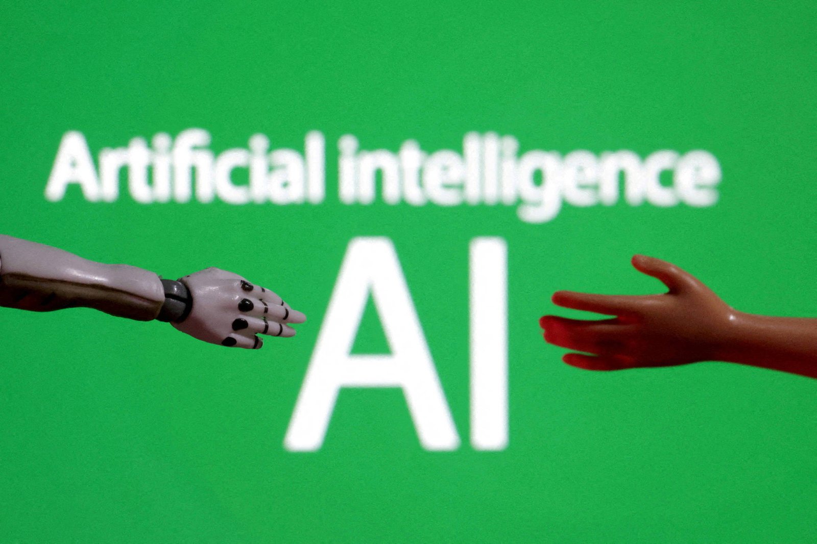 Mão robótica cinza à esquerda e mão humana marrom à direita estendem-se uma para a outra contra fundo verde com texto branco