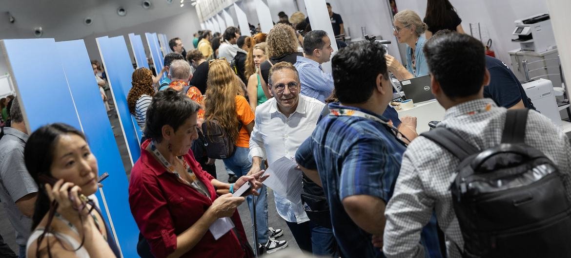 Participantes chegam para o primeiro dia da COP30 em Belém, Brasil