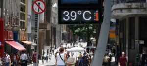 Termômetro marca 39 graus na região da Praça da Sé, em São Paulo