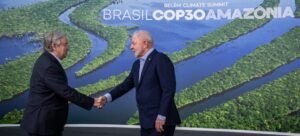 O secretário-geral António Guterres é recebido pelo presidente Luiz Inácio Lula da Silva, do Brasil, no evento de alto nível da Conferência das Nações Unidas sobre Mudanças Climáticas, COP30, que acontece em Belém