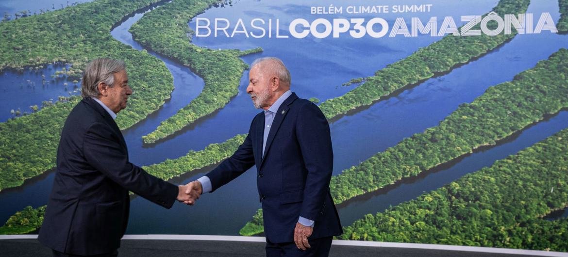 O secretário-geral António Guterres é recebido pelo presidente Luiz Inácio Lula da Silva, do Brasil, no evento de alto nível da Conferência das Nações Unidas sobre Mudanças Climáticas, COP30, que acontece em Belém