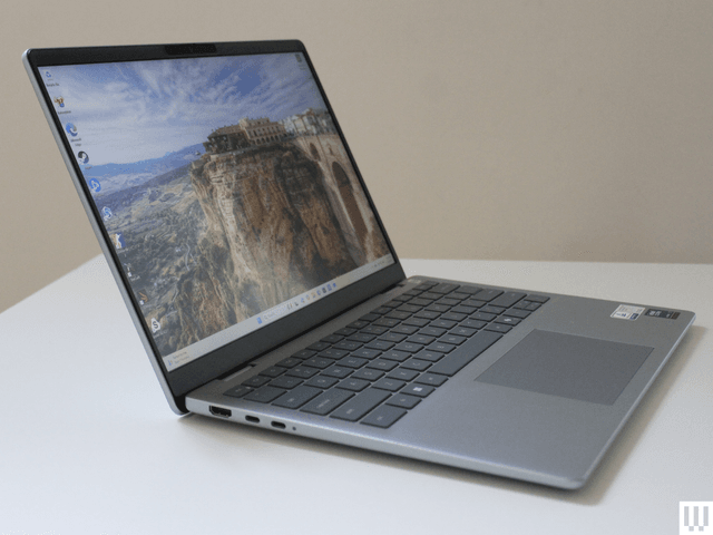 A imagem pode conter: computador, eletrônicos, laptop, hardware de computador, teclado de computador, hardware, monitor e tela