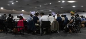 Delegados continuam as negociações durante a sessão de Mobilização Mutirão na COP30, que está sendo realizada em Belém, Brasil