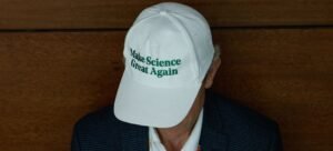 Um participante da Conferência das Nações Unidas sobre o Clima em Belém expressa sua opinião sobre a importância da ciência no debate climático