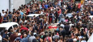 Rio de Janeiro (RJ), 28 de outubro de 2025 – Dezenas de corpos são trazidos por moradores para a Praça São Lucas, na Penha, zona norte do Rio de Janeiro