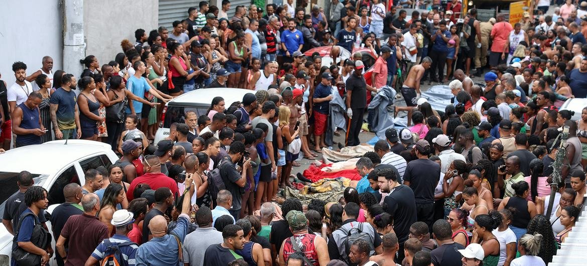 Rio de Janeiro (RJ), 28 de outubro de 2025 – Dezenas de corpos são trazidos por moradores para a Praça São Lucas, na Penha, zona norte do Rio de Janeiro