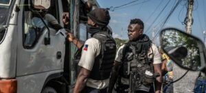 Polícia haitina num posto de controle