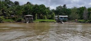 Pará, Brasil. Na região onde o Rio Amazonas encontra o Oceano Atlântico, existem inúmeras belezas naturais para admirar, mas também riscos climáticos silenciosos que estão se agravando