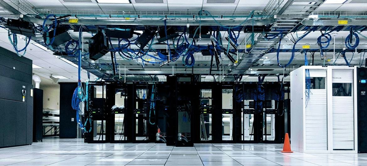 Em um data center, os servidores são computadores de alto desempenho que processam e armazenam dados.