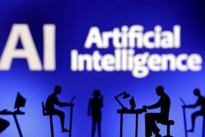 A imagem apresenta silhuetas de várias pessoas sentadas em mesas, utilizando computadores. Ao fundo, há um painel azul com o texto