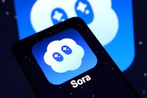 Ícone do aplicativo Sora exibido em tela de smartphone com fundo azul e nuvem branca estilizada com olhos em forma de estrelas.