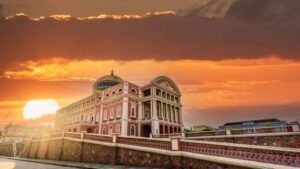 Manaus é a cidade com a floresta dentro dela