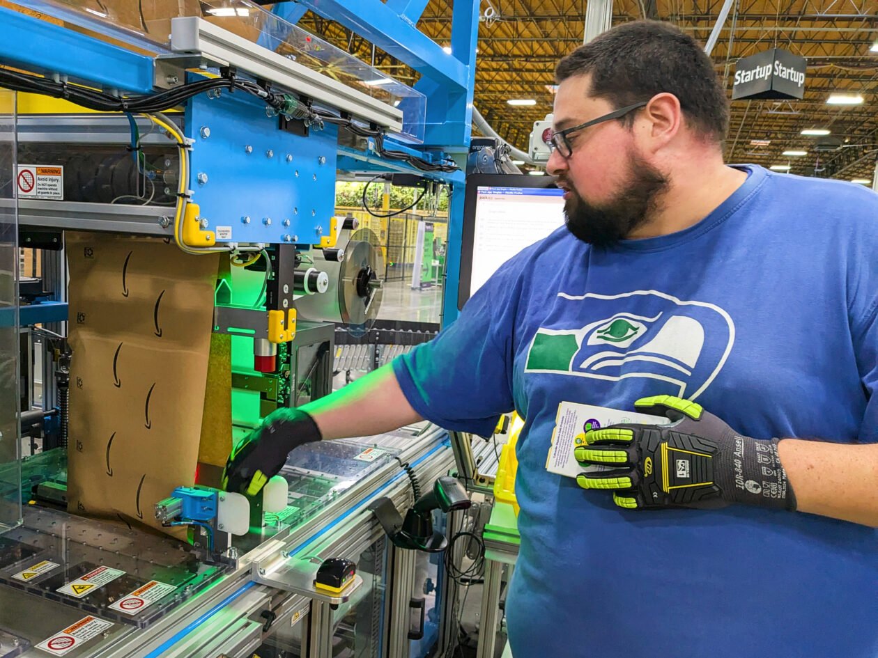 Uma olhada no esforço da Amazon para eliminar as embalagens plásticas