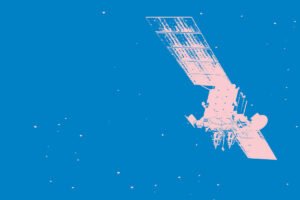 Satélite com painéis solares visível no espaço acima da Terra, que mostra continentes e nuvens sob um céu azul escuro.