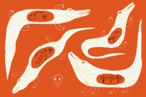 Quatro crocodilos brancos com manchas claras sobre fundo laranja. Cada crocodilo tem uma área oval marrom com desenhos pretos: um com uma caveira e um objeto, outro com um pássaro, outro com uma figura humana e insetos, e o último com árvores. Há uma caveira desenhada separadamente no centro da imagem.