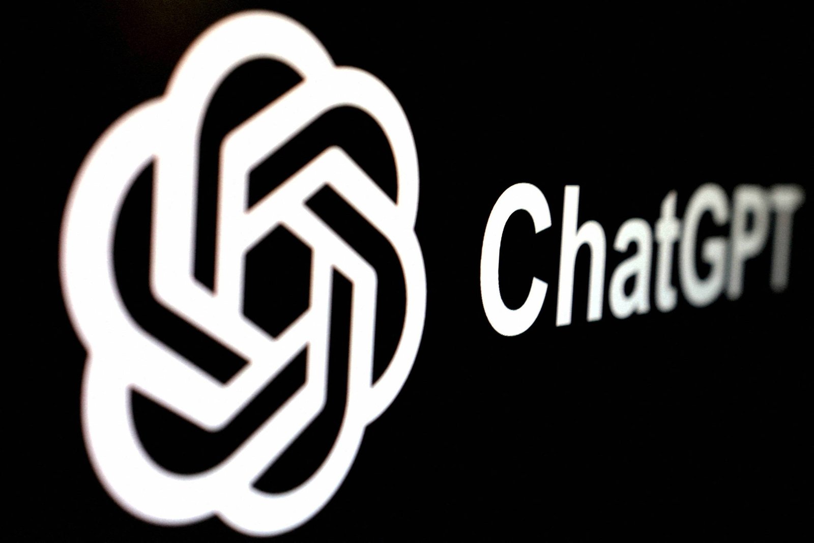 Logotipo branco do ChatGPT à esquerda, com texto