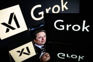 Tela de computador e smartphone exibem os logos do Grok e X. Reflexo do rosto de Elon Musk aparece na tela do smartphone em primeiro plano.