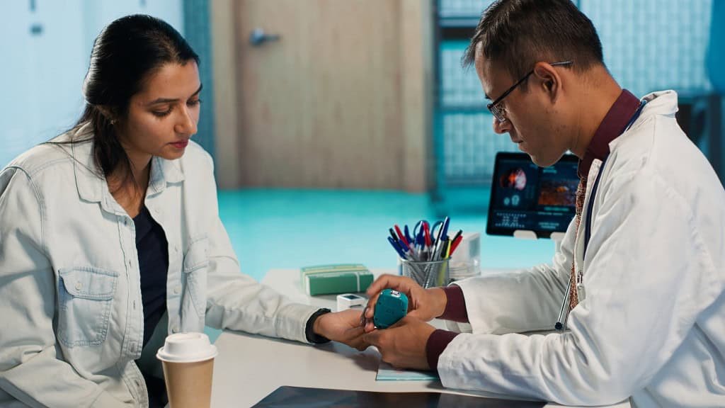 Homem medindo glicemia de mulher