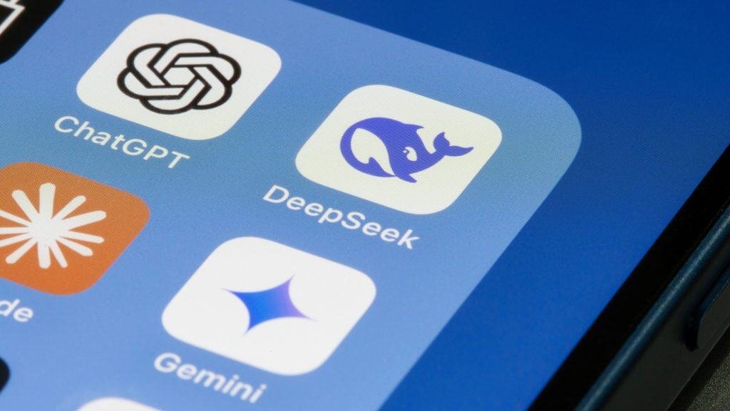 Ícones do ChatGPT, DeepSeek e Gemini em pasta na página inicial de um iPhone
