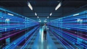 Ilustração de homem andando em data center com linhas de dados ao redor dele