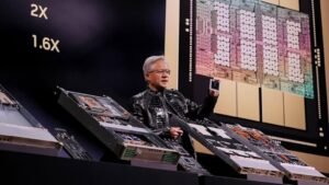 CEO da Nvidia, Jensen Huang, segurando chip durante keynote na CES 2026
