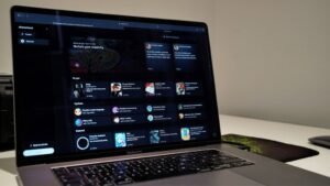 Tela inicial da plataforma Character.AI aberta em notebook