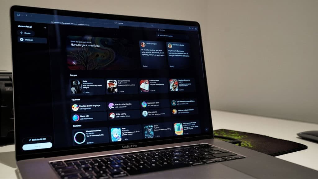 Tela inicial da plataforma Character.AI aberta em notebook