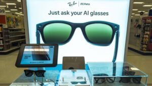 Estande com óculos da Ray-Ban Meta
