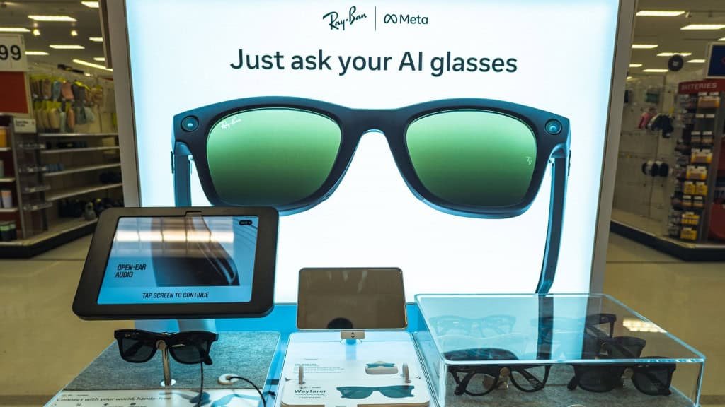 Estande com óculos da Ray-Ban Meta