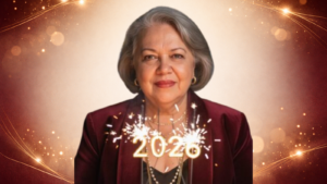 Pessoa segurando luzes douradas simbolizando gratidão, prosperidade e novos ciclos nos negócios.