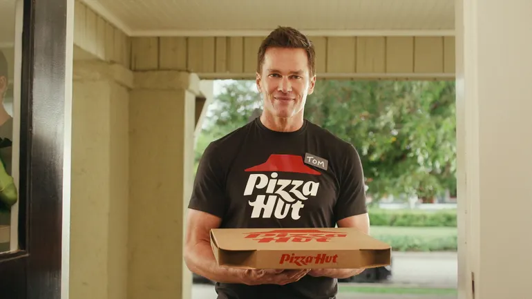 Pizza Hut e Tom Brady pressionam os quarterbacks para abraçar uma nova chamada de campo
