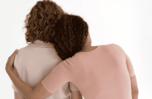 Por que abraçar nos faz sentir melhor?