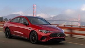 Ilustração de Mercedes-Benz CLA, que tem sistema da Nvidia, andando em rua de São Francisco, nos Estados Unidos