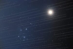 Satélites Starlink com Vênus e as Plêiades