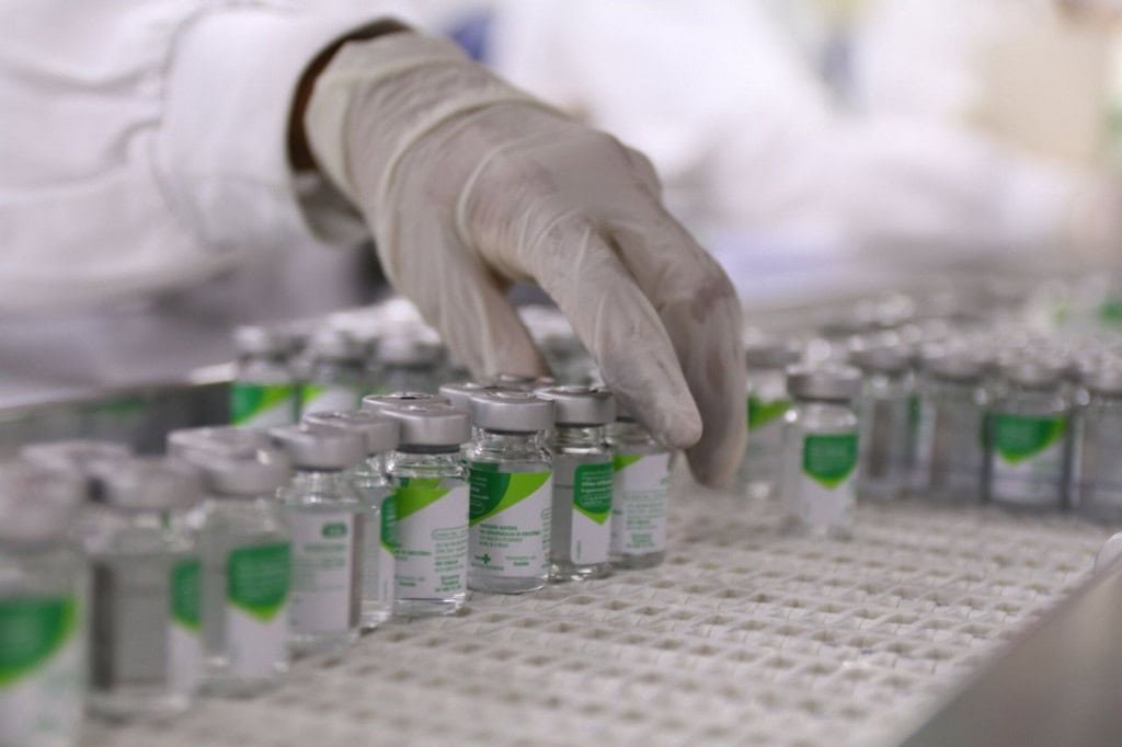 Vários vidros de vacina em fábrica