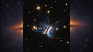 Imagem capturada pelo Hubble de sistema planetário cujo formato lembra um sanduíche