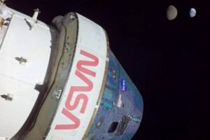 Módulo espacial da NASA em primeiro plano com logo visível, contra o fundo escuro do espaço. Terra e Lua aparecem próximas no canto superior direito.