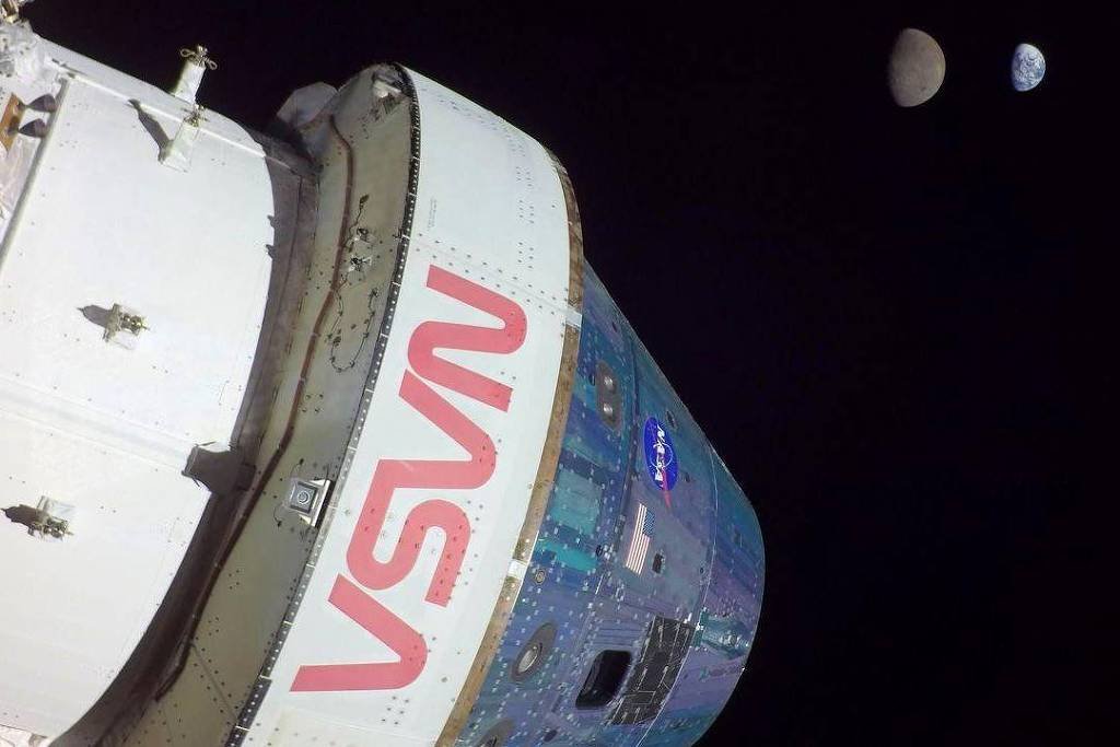 Módulo espacial da NASA em primeiro plano com logo visível, contra o fundo escuro do espaço. Terra e Lua aparecem próximas no canto superior direito.