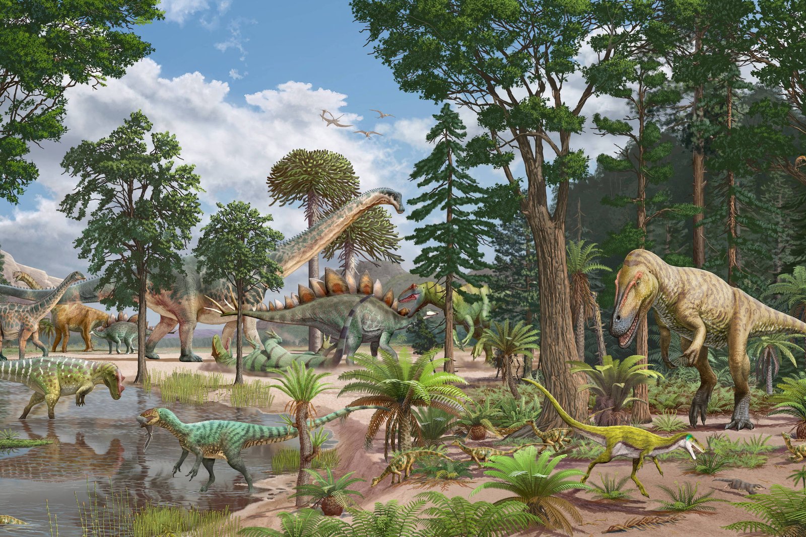 Vários dinossauros de diferentes espécies caminham e interagem em uma floresta densa com árvores altas e vegetação rasteira. Um pterossauro voa no céu azul com nuvens. Há um corpo d