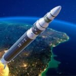 Concepção artística do Microlançador Brasileiro (MLBR), com 12 metros, 3 estágios e capacidade de levar até 40 kg à órbita