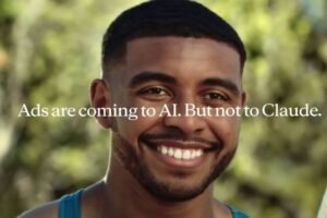 Homem jovem com cabelo curto e barba aparada sorri para a câmera em ambiente externo com fundo desfocado de árvores. Texto branco sobreposto diz: