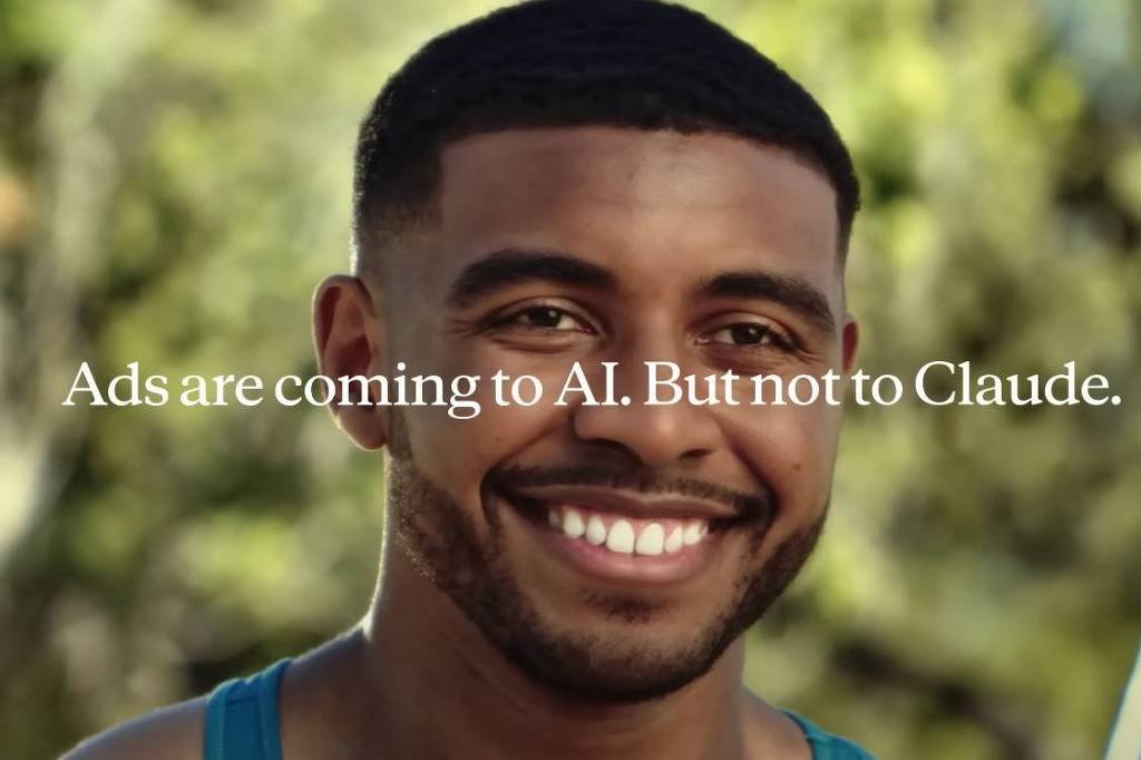 Homem jovem com cabelo curto e barba aparada sorri para a câmera em ambiente externo com fundo desfocado de árvores. Texto branco sobreposto diz: