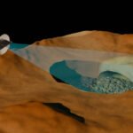 Sonda espacial em órbita escaneia uma cratera profunda em um asteroide de superfície marrom avermelhada. A cratera revela uma cavidade interna com rochas azuis. A Terra aparece ao fundo no espaço negro.