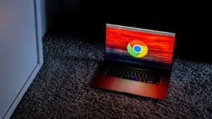 Extensões falsas de IA no Chrome espiavam e-mail e microfone de 260 mil usuários