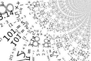 Diversos números, símbolos matemáticos e fórmulas dispostos em espiral que se afasta do centro para as bordas, com destaque para o número pi, infinito e operações aritméticas.