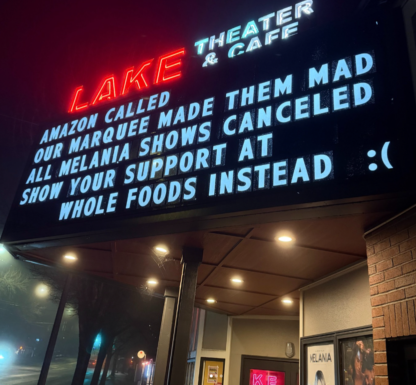 A marquise do teatro de Oregon brincou sobre o filme ‘Melania’, e o gerente diz que a Amazon retirou o filme